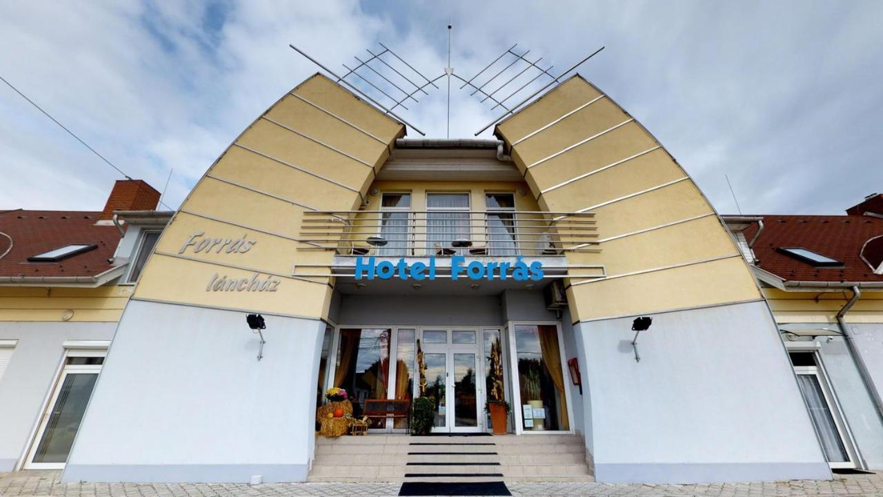 Hotel Forras Komárom Esterno foto