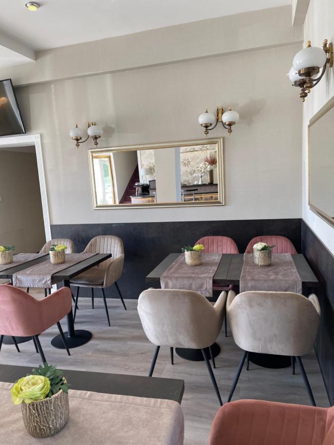 Hotel Forras Komárom Esterno foto
