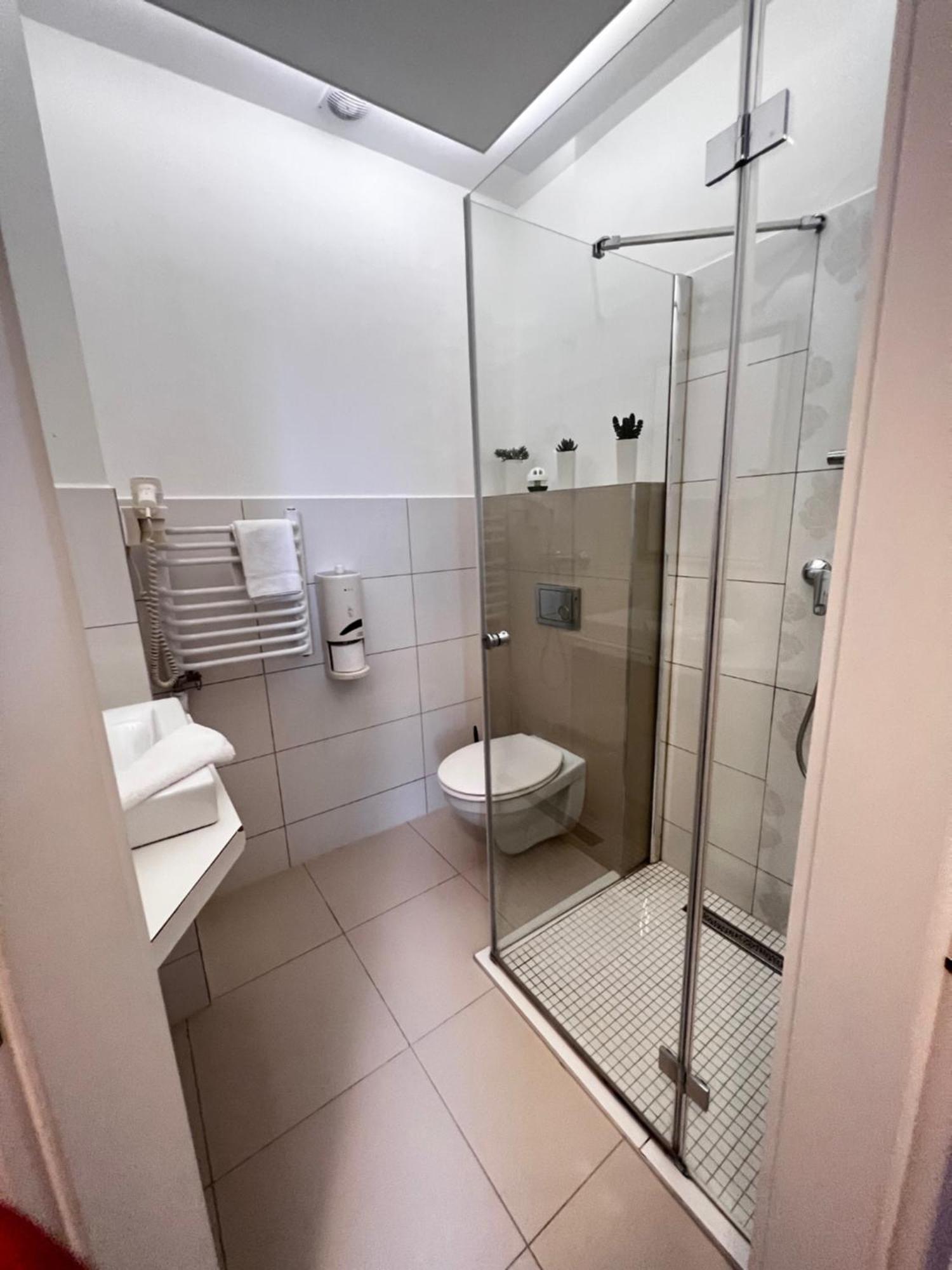Hotel Forras Komárom Esterno foto