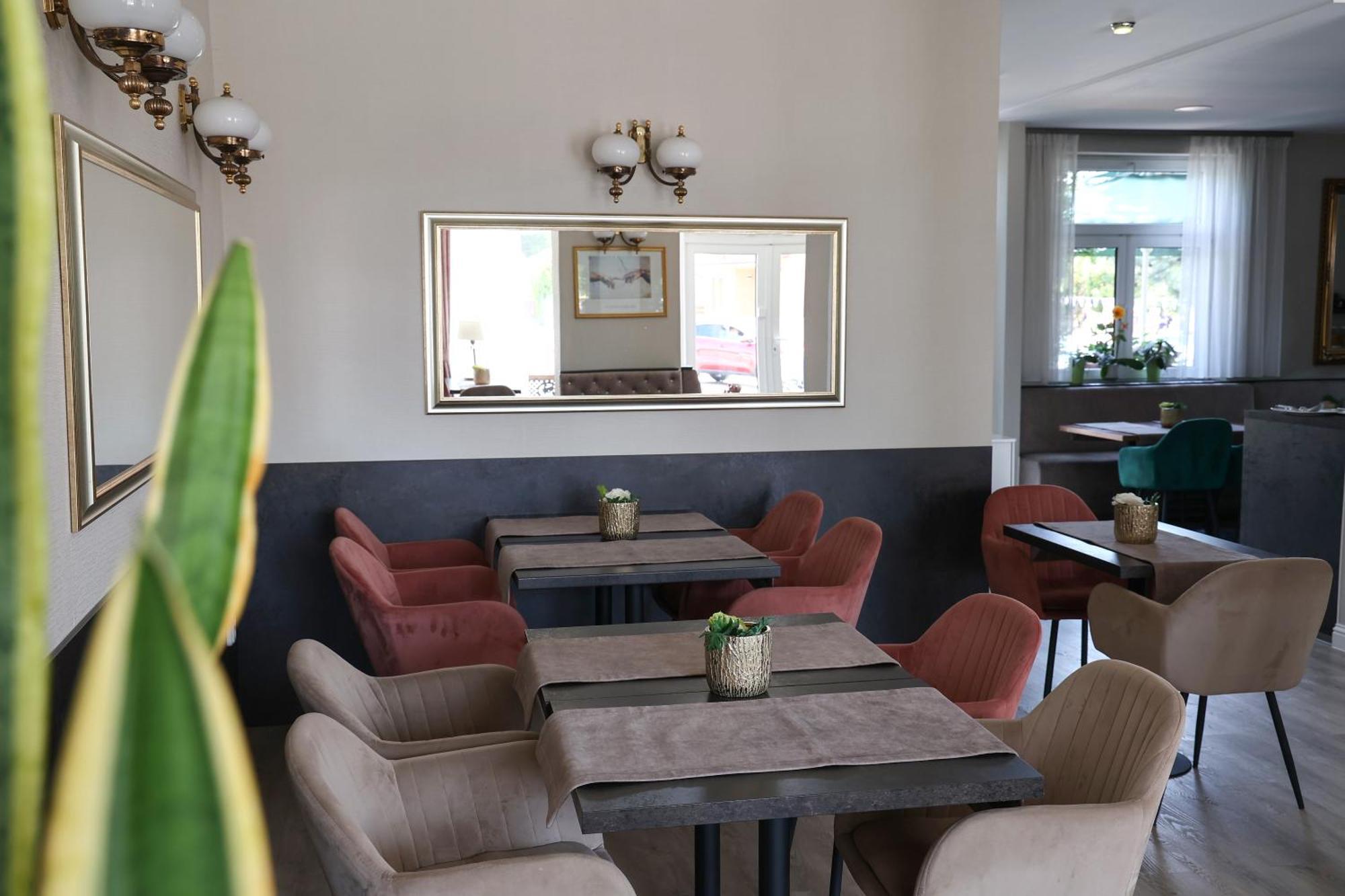 Hotel Forras Komárom Esterno foto
