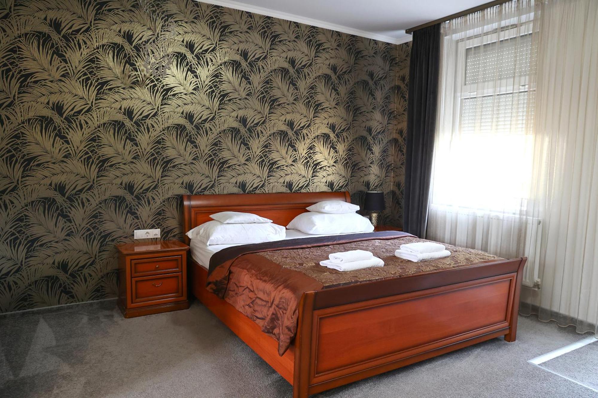 Hotel Forras Komárom Esterno foto