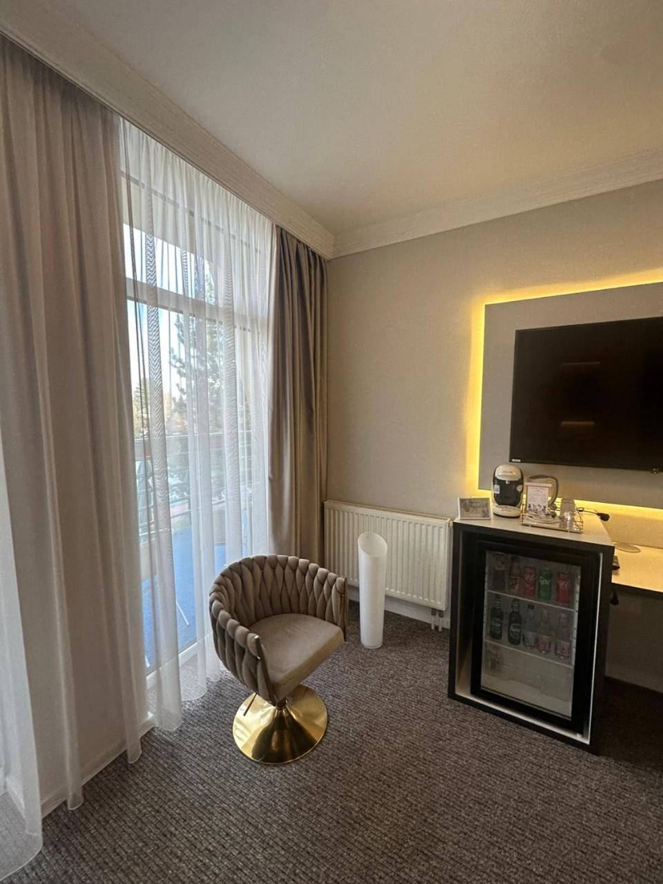 Hotel Forras Komárom Esterno foto