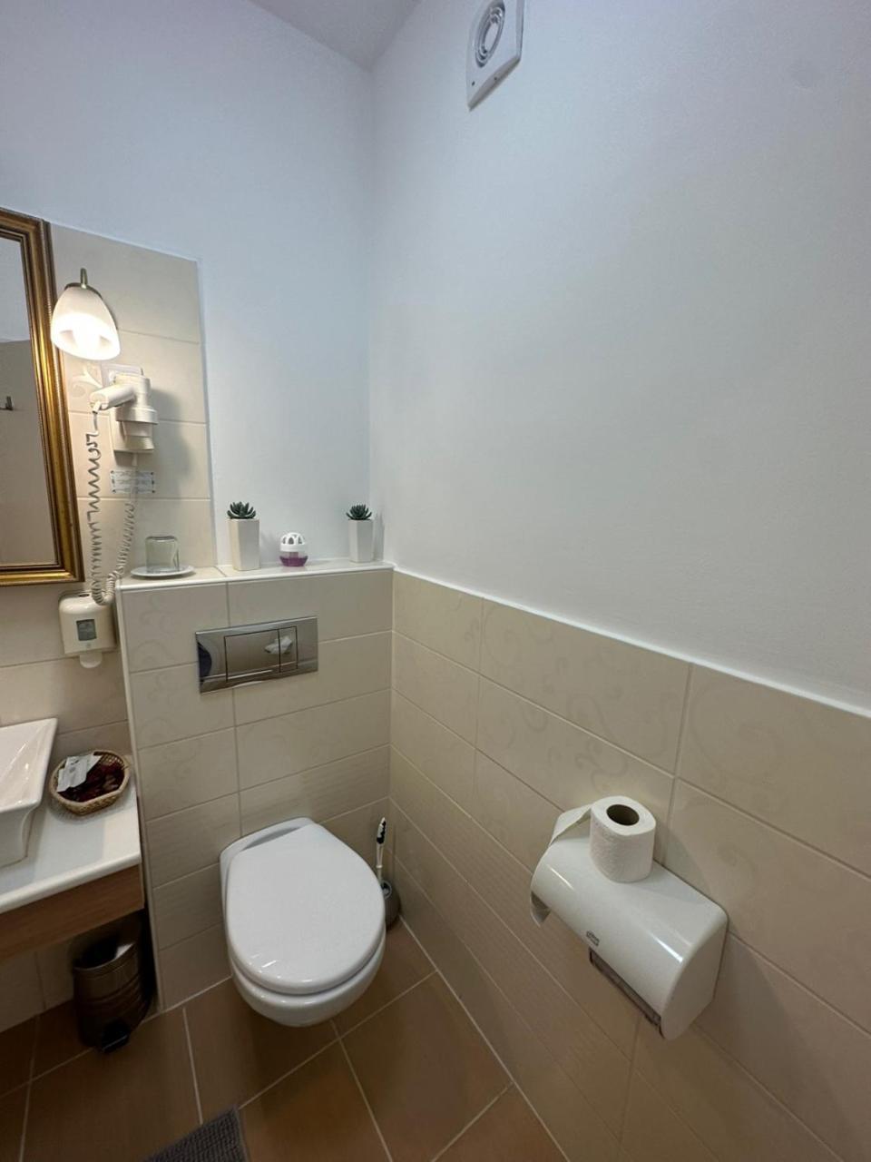 Hotel Forras Komárom Esterno foto