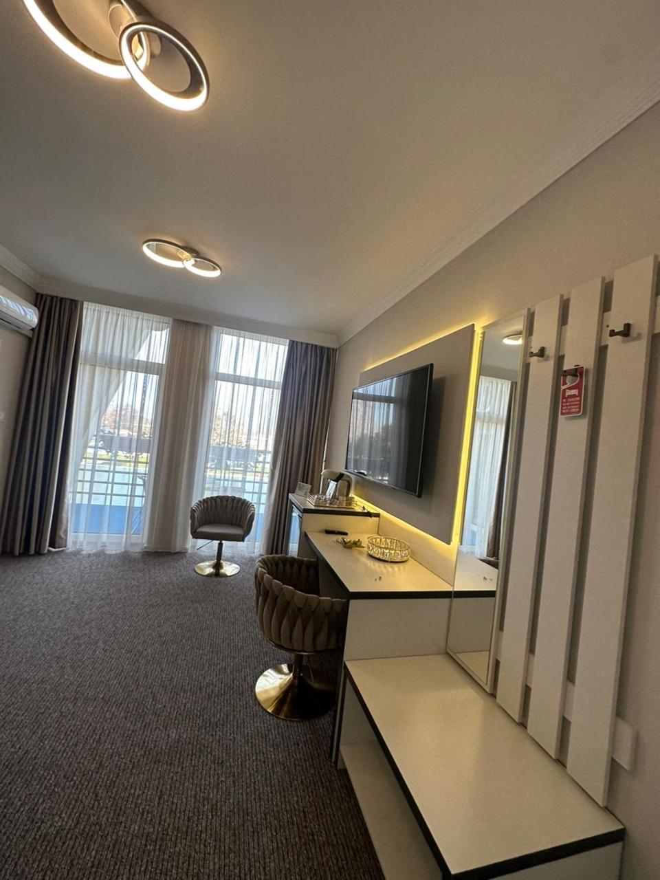 Hotel Forras Komárom Esterno foto