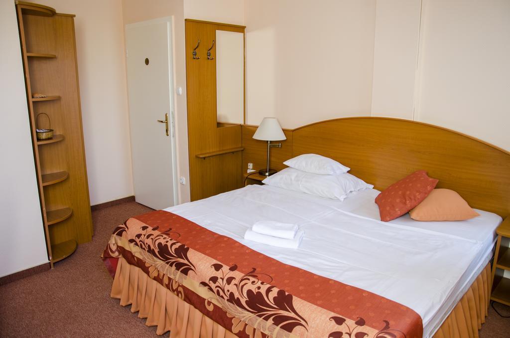 Hotel Forras Komárom Esterno foto