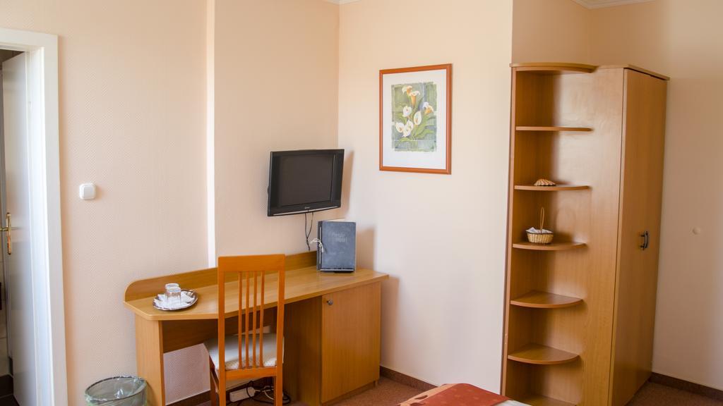 Hotel Forras Komárom Esterno foto