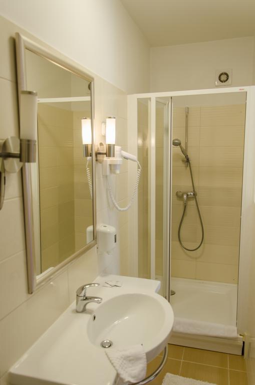 Hotel Forras Komárom Esterno foto