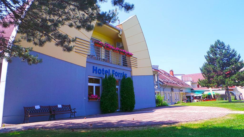 Hotel Forras Komárom Esterno foto