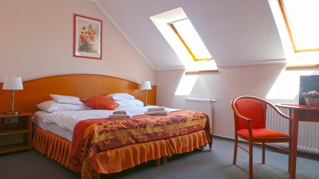 Hotel Forras Komárom Esterno foto