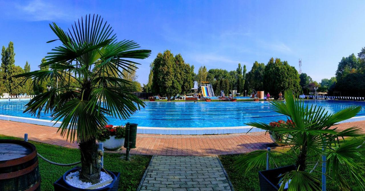 Hotel Forras Komárom Esterno foto