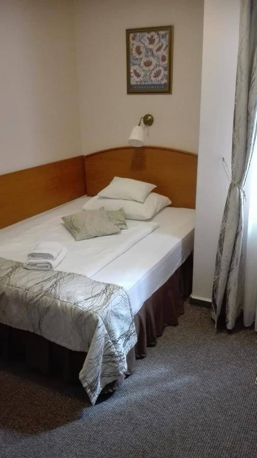 Hotel Forras Komárom Esterno foto